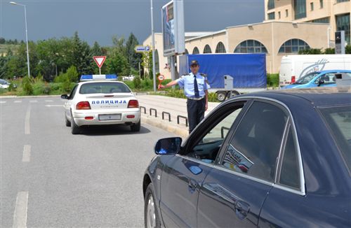 Shoferi i automjetit, kah i cili polici i uniformuar i jep shenjë me ndihmë të tabelës (si në fotografi), është i detyruar: