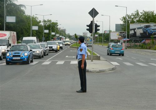 Sipas pozitës së trupit dhe duarve të policit të uniformuar si në fotografi, është i ndaluar kalimi i: