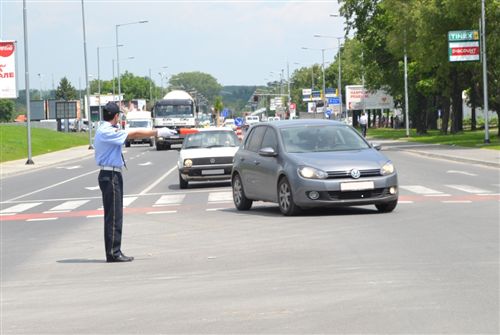 Dora e shtrirë horizontalisht e policit të uniformuar me shkop në dorë (si në fotografi), tregon: