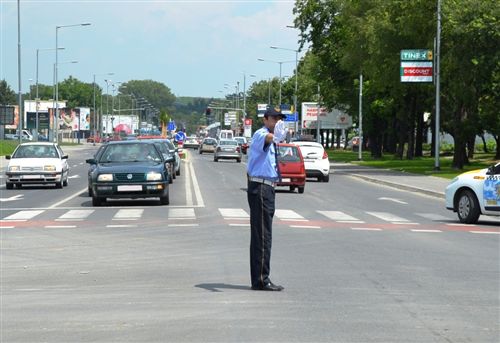 Dora e shtrirë horizontalisht e policit të uniformuar me shuplakë të hapur (si në fotografi) tregon :