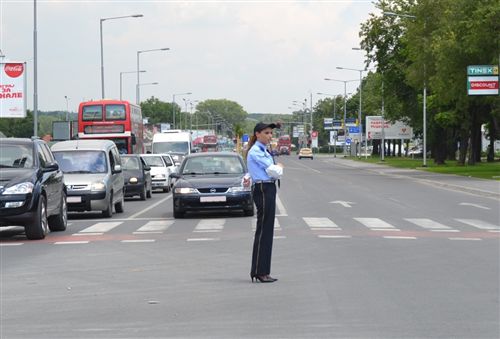 Sipas pozitës së trupit dhe duarve të policit të unifromuar si në fotografi, është i lejuar kalimi i :