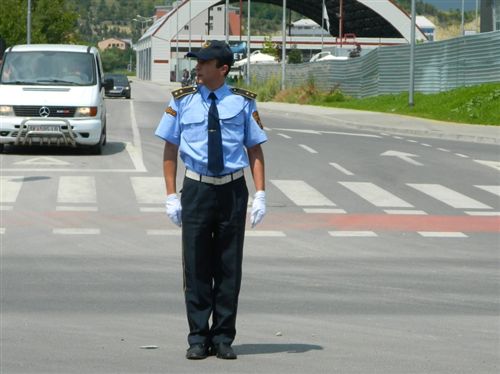 Sipas pozitës së trupit dhe duarve të policit të uniformuar si në fotografi, është i lejuar kalimi i :