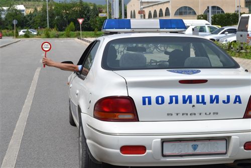 Shoferi i automjetit, kah i cili polici i uniformuar e jep shenjën me ndihmën e tabelës nga automjeti policor (si në fotografi), është i obliguar: