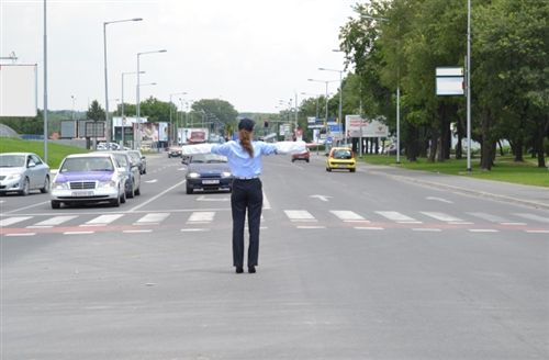 Во случај кога возач на возило на итна помош се доближува кон крстосница на која сообраќајот е регулиран од униформиран полициски службеник, свртен со грбот кон него, истиот: