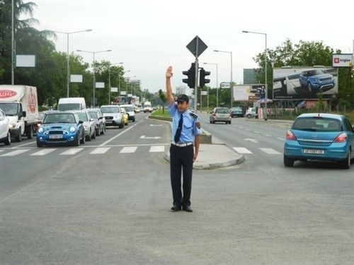 Sinjali i zëshëm “një fishkëllim e gjatë “ që e jep polici zyrtar i uniformuar, njëkohësisht me dorë të ngritur vertikalisht, për shoferët do të thotë: