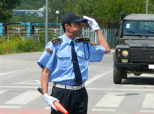 Звучниот знак “повеќе кратки свирежи“ што го дава униформираниот полициски службеник значи: