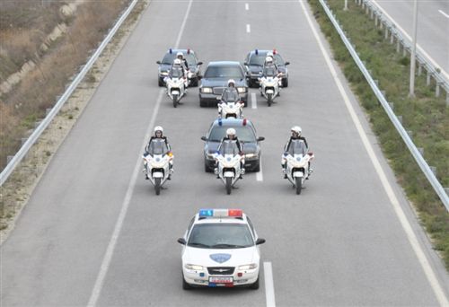 Automjeteve të cilave u është caktuar shoqërim nga automjete të policisë të paisura me paisje për dhënie të shenjave të posaçme të zëshme dhe ndriçuese (të treguar në fotografi), bëjnë pjesë në grupin e: