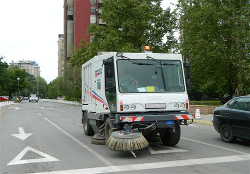 Возилото што е наменето за одржување на патишта (како на сликата) задолжително треба да има вградено најмалку едно ротирачко светло, што дава светлина во: