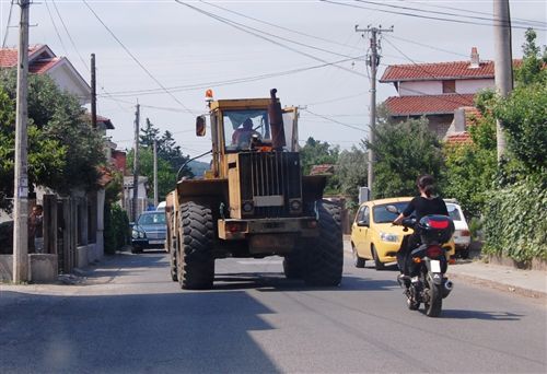 Shoferi, që do të hasë në automjet për mirëmbajtjen e rrugëve me më së paku një dritë rrotulluese të instaluar, që jep dritë me ngjyrë të verdhë (si në fotografi) është i obliguar: