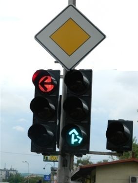 Светлосните сигнали вклучени на уредот за давање на светлосни сообраќајни знаци (прикажани на сликата), означуваат: