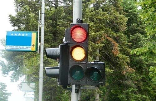 Светлата на уредот за давање на светлосни сообраќајни знаци (како на сликата), за учесниците во сообраќајот, означуваат: