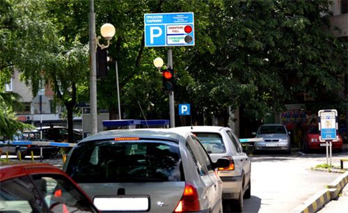 Shenja ndriçuese e vendosur në sipërfaqen e hyrjes së komunikacionit, e dedikuar për parking të automjeteve (si në fotografi), tregon: