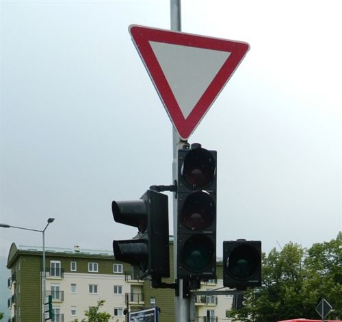 Доколку уредот за давање светлосни сообраќајни знаци не работи, сообраќајниот знак како на сликата, им укажува на возачите дека се: