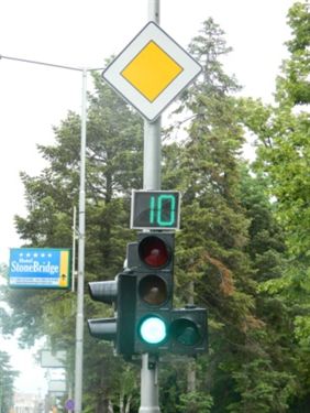 Тајмерот поставен над уредот за давање на светлосни сообраќајни знаци (како на сликата) означува: