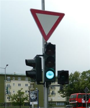 Varësisht nga shenjat të paraqitura në fotografi me të cilat rregullohet komunikacion në udhëkryq, shoferi është i obliguar të veprojë sipas: