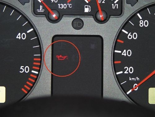 Доколку за време на управување со возилото Ви се вклучи контролната сијаличка на инструмент таблата (како на сликата), Ве предупредува на: