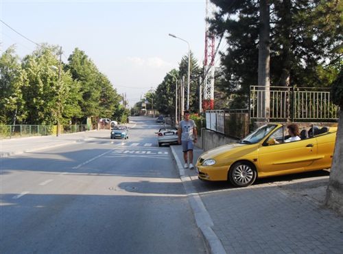 Sipas situatës së paraqitur në fotografi vetura në mënyrë të rregullt kyçet në komunikacion, nëse lëviz: