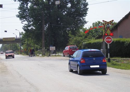 Shoferi i veturës (si në fotografinë) gjendet para kalimit të rrugës nëpër hekurudhë: