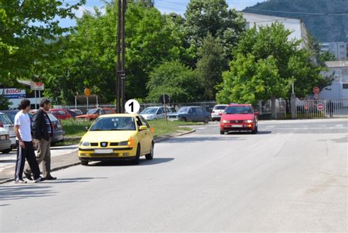 Shoferi i automjetit të shënuar me Nr. 1, i cili kyçet ne rrugë të komunikacionit (si në fotografi) është i obliguar që t’i informojë pjesëmarrësit tjerë në komunikacion për qëllimin e tij: