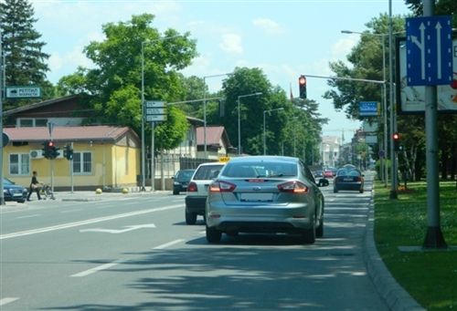 На задната страна на возилото, треба да бидат вградени едно или две светла за возење наназад, кои даваат светлост во: