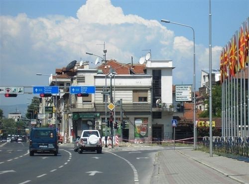 Sipas situatës së treguar në fotografi dhe pozitës së marrë të automjeteve para udhëkryqit, ato janë të radhitura për qarkullim në kahen: