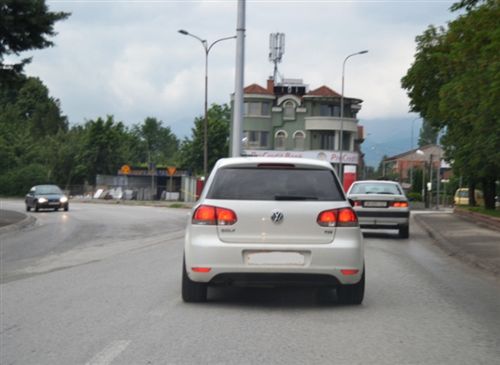 Kur shoferi i automjetit e përdor frerin punues, nga ana e prapme e automjetit ndizen dritat stop, ndriçimi i të cilave duhet të jetë me: