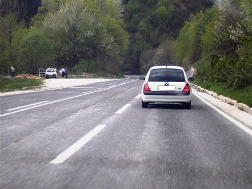 Shoferi i automjetit që lëviz nëpër korsinë e djathtë të komunikacionit në drejtim të lëvizjes, në rugë automobilistike e dedikuar për komunikacion në të dy kahet(si në fotografinë):