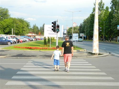 На обележан пешачки премин, на кој сообраќајот е регулиран со светлосни сообраќајни знаци за пешаци, пешакот е должен: