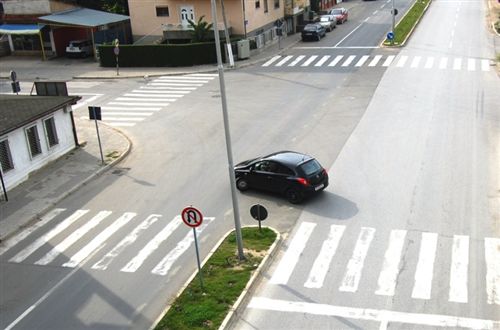 Sipas situatës së treguar në fotografi, shoferi i veturës veprimin e realizon: