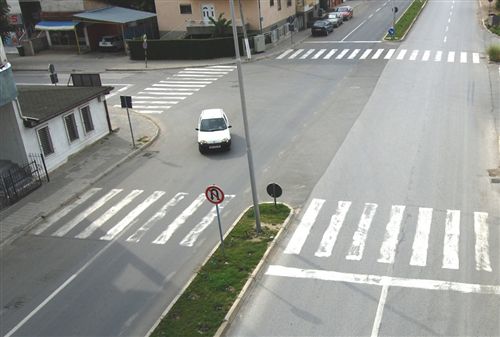 Возачот на патничкото возило (прикажано на сликата), при свртување надесно: