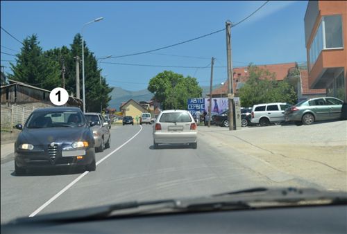 Возачот на патничкото моторно возило означено со број 1, кој има намера да сврти налево на овој дел од патот, прикажан на сликата: