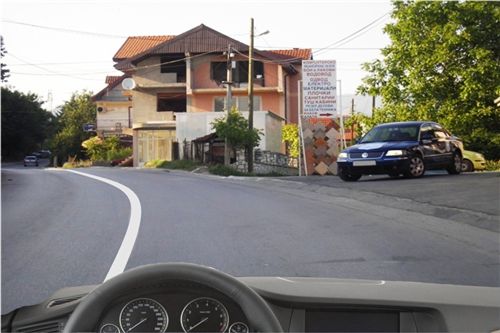 Sipas situatës së treguar në fotografi kur hasni në automjet, i cili del nga parkimi me qëllim që të kyçet në komunikacion, në rrugën nëpër të cilën qarkulloni, jeni të obliguar: