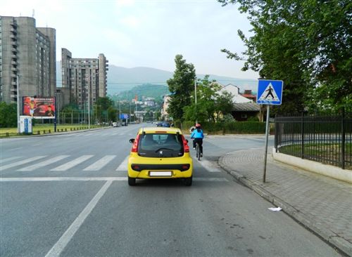 Vetura, e treguar në fotografi, bën parakalimin e biçiklistit: