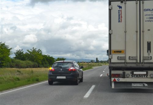 Shoferi i veturës së treguar në fotografi, në këtë pjesë të rrugës, të dedikuar për komunikacion të automjeteve në të dy kahet, bën parakalimin: