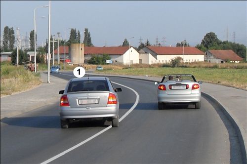 Në një pjesë të rrugës të dedikuar për komunikacion të automjeteve në dy kahe, shoferi i veturës së shënuar me numër 1, të treguar në fotografi: