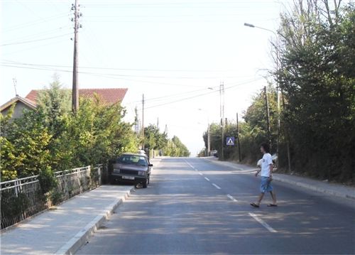 Këmbësori është i obliguar gjatë kalimit të rrugës automobilistike të lëvizë nëpër vendkalimin e shënuar për këmbësorë, përveç nëse vendkalimi nga ai është: