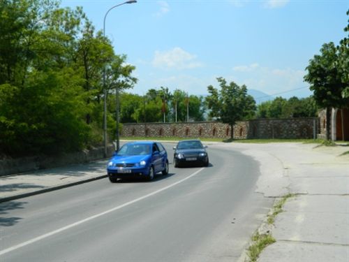 Në një pjesë të rrugës automobilistike, në të cilën komunikacioni zhvillohet në dy kahe, shoferi nuk guxon të bëjë parakalim: