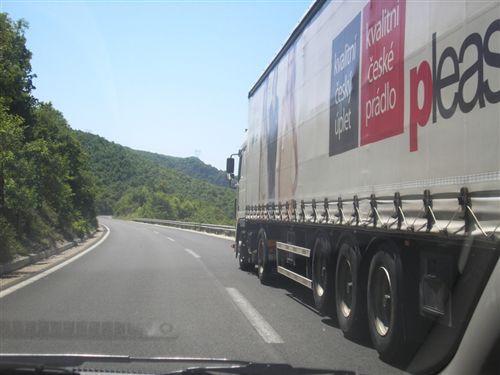 Shoferi i automjetit për transport të mallrave (si në fotografi) në kohën derisa e parakaloni: