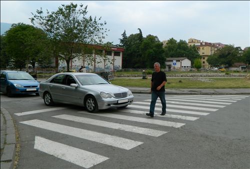 Според ситуацијата како на сликата, возачот на патничкиот автомобил: