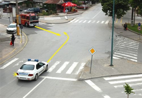 Sipas situatës së treguar në fotografi, shoferi i automjetit të policisë: