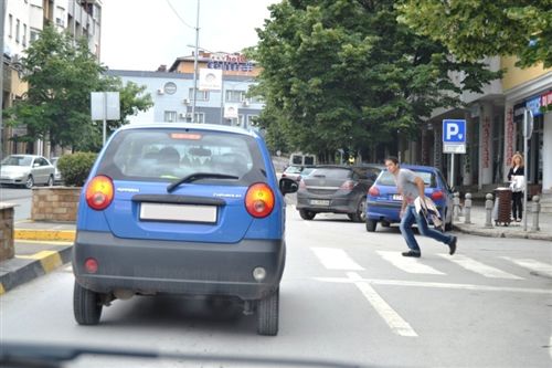 Në vendkalim të shënuar për këmbësorë, në të cilin komunikacioni nuk është i rregulluar me shenja ndriçuese të komunikacionit (si në fotografinë), këmbësori: