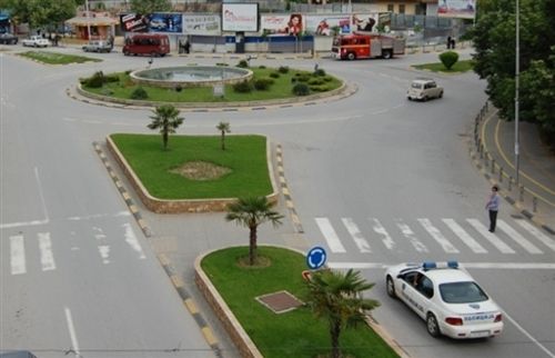 Sipas situatës së treguar në fotografi, shoferi i automjetit të policisë i cili afrohet kah vendkalimi i shënuar i këmbësorëve: