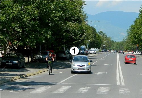 Возилото со број 1 прикажано на сликата, за да продолжи со движење во насока лево, пред крстосницата врши престројување: