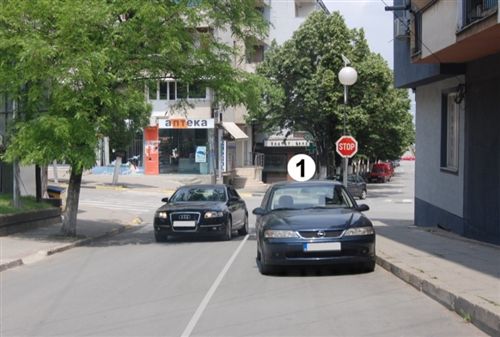 Возачот на патничкото возило означено со број 1 прикажано на сликата, го паркирал своето возило на коловоз наменет за сообраќај во двете насоки: