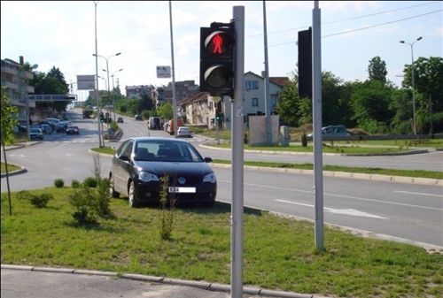 Sipas situatës së treguar në fotografi, shoferi e ka parkuar veturën: