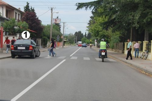 На дел од патот наменет за сообраќај во две насоки прикажан на сликата, патничкото возило означено со број 1 запрено е: