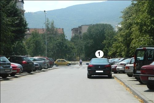 Në një pjesë të rrugës të dedikuar për komunikacion në dy kahe, vetura e shënuar me numër 1 (si në fotografi) është parkuar: