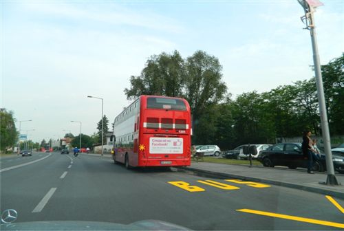 Shoferi nuk guxon të ndalojë apo të parkojë me automjet para dhe pas shenjës për vendqëndrimi të autobusëve: