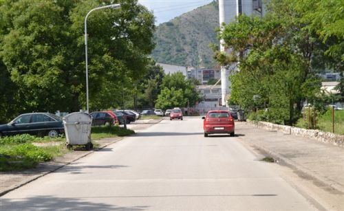 При движењето наназад, возачот на возилото (прикажано на сликата) треба да дава светлосни знаци: