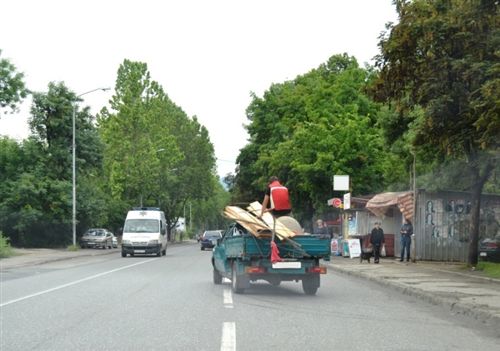 Sipas situatës së treguar në fotografi, personi që bartet në hapësirën e caktuar për vendosjen e barrës (ngarkesës) në automjet: